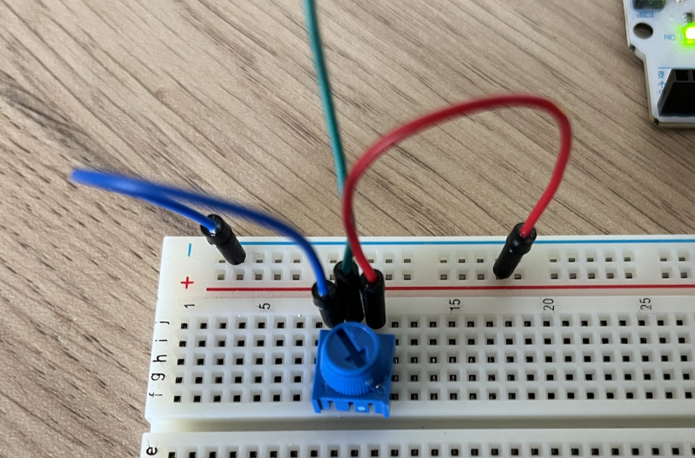 How the potmeter is wired from the breadboard to the Arduino